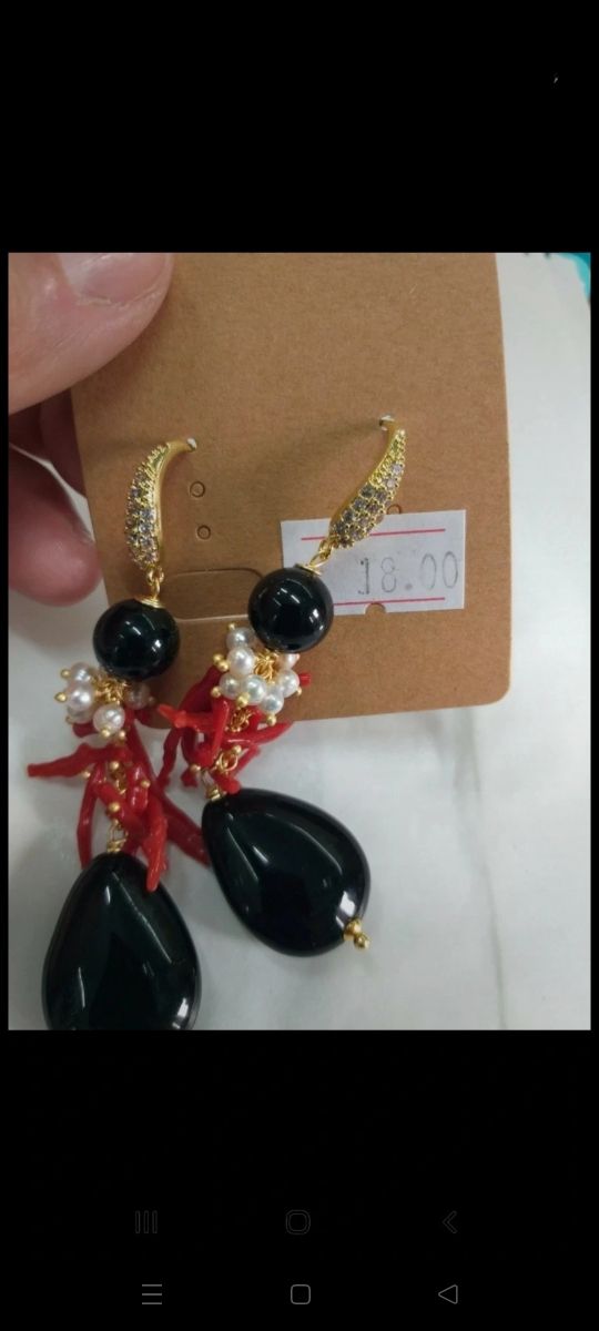 Orecchini neri e rossi con perle