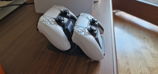 Soporte 2 mandos PS5 – diseño minimalista
