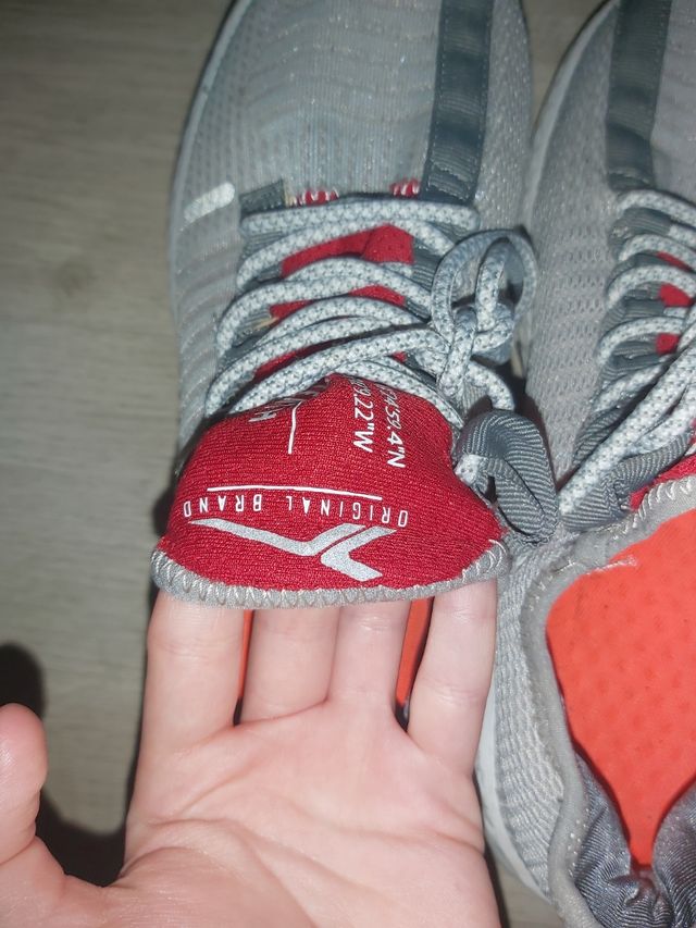 Zapatillas deportivas grises y rojas