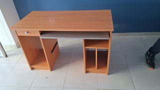 Escritorio madera con bandeja teclado