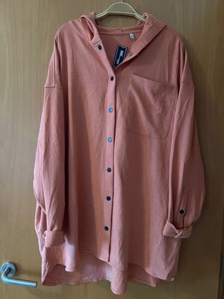 Camiseta con capucha y botones