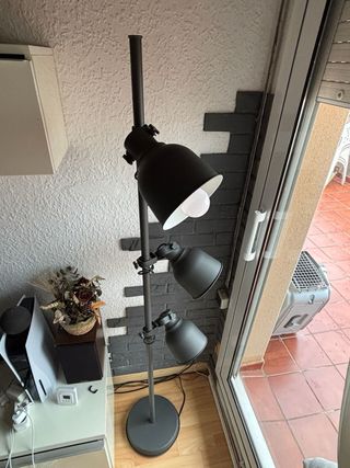 Lámpara de pie moderna gris