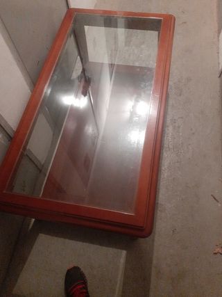 Mesa de salón de madera y cristal