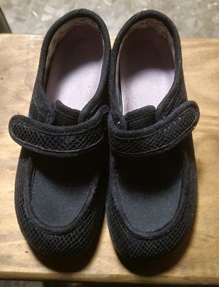 Zapatos negros cómodos con velcro