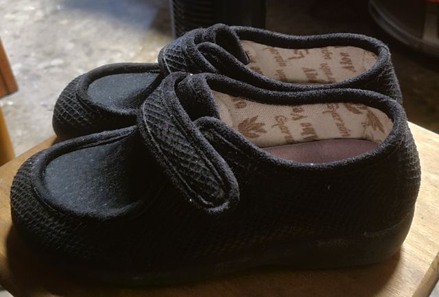 Zapatos negros cómodos con velcro