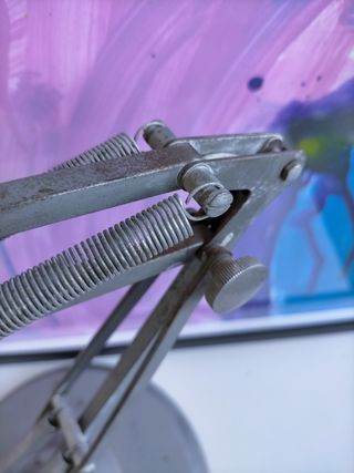 Lámpara de escritorio Luxo gris