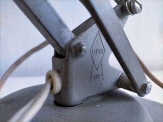 Lámpara de escritorio Luxo gris