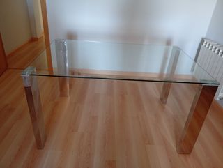Mesa de cristal con patas metálicas