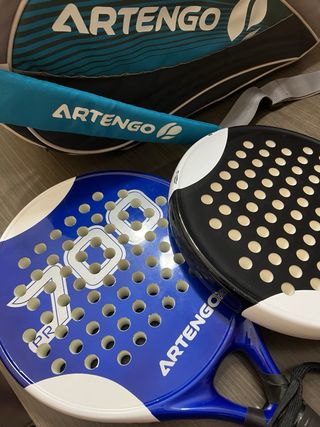 Pala de pádel Artengo 700 y funda Artengo. 