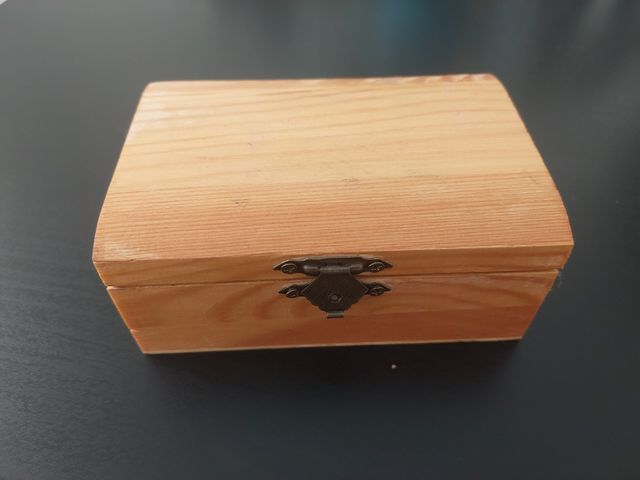 Caja de madera pequeña con cierre