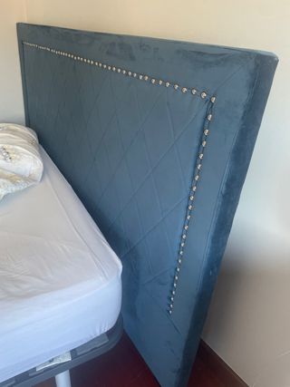 Cabecero azul de terciopelo con tachuelas