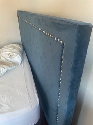 Cabecero azul de terciopelo con tachuelas