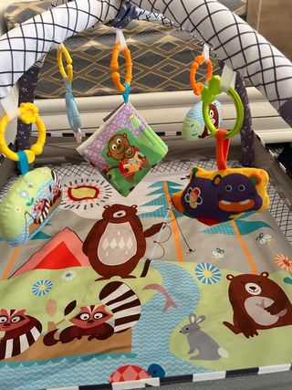 Alfombra de juegos para bebés con gimnasio