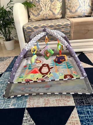 Alfombra de juegos para bebés con gimnasio