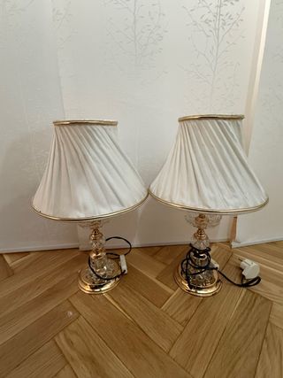 Lámparas de mesa doradas con pantalla