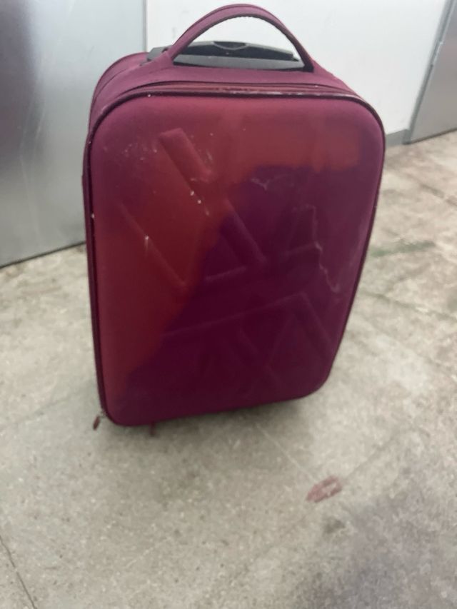 Maleta de cabina morada con mancha