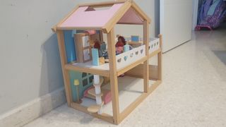 Casita de juguete de madera