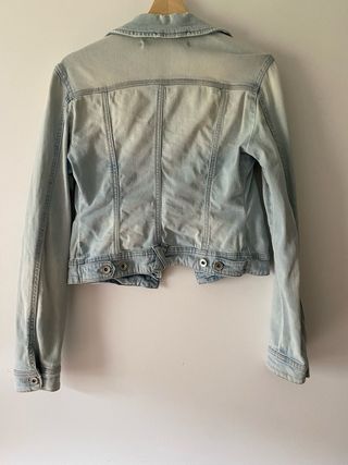 Cazadora vaquera crop de Stradivarius 