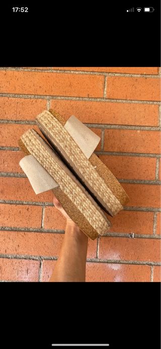 Sandalias de plataforma beige y marrón