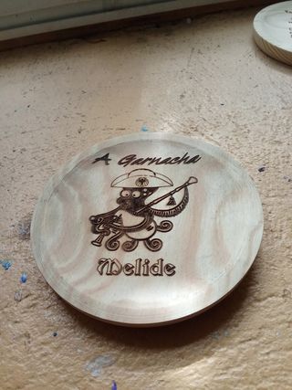 Plato de madera decorado A Garnacha Melide