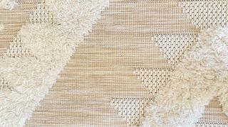 Alfombra beige y blanca con diseño geométrico