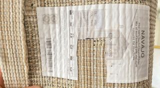 Alfombra beige y blanca con diseño geométrico