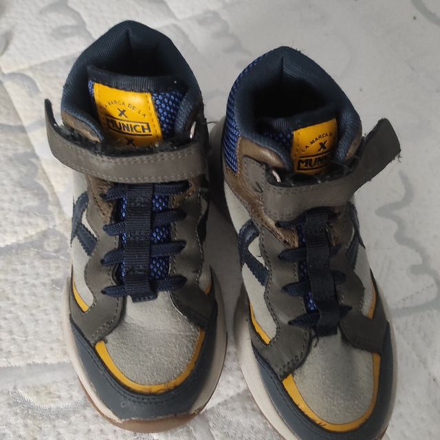 Zapatillas Munich niño.
Talla 30
