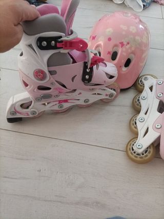 Patines rosas y casco de niña