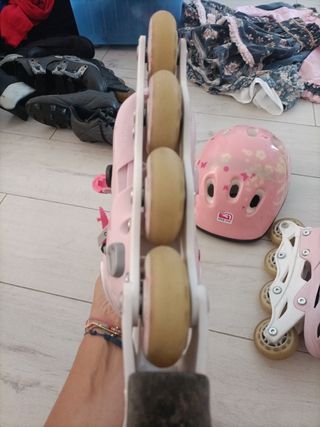Patines rosas y casco de niña