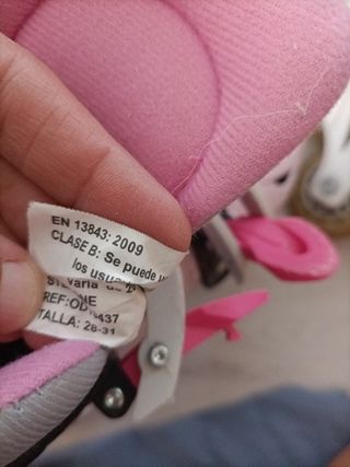 Patines rosas y casco de niña