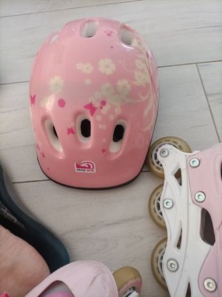 Patines rosas y casco de niña