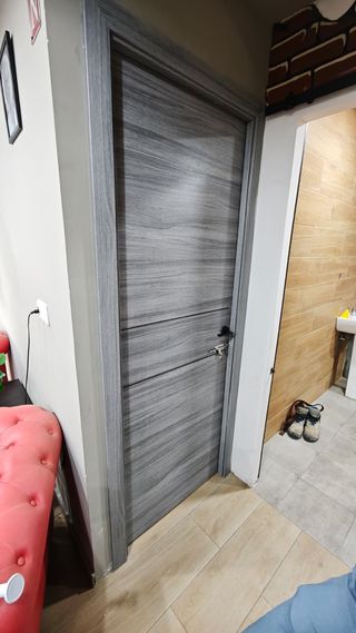 Puerta interior gris moderna