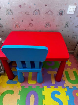 Mesa y silla infantil roja y azul