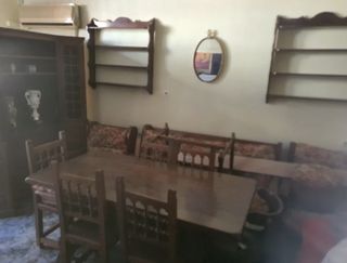 Espejo y estanterías de madera