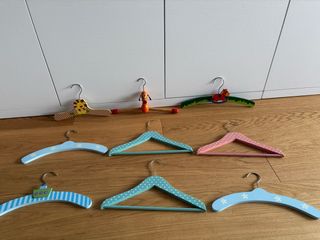 Lote 9 perchas infantiles madera