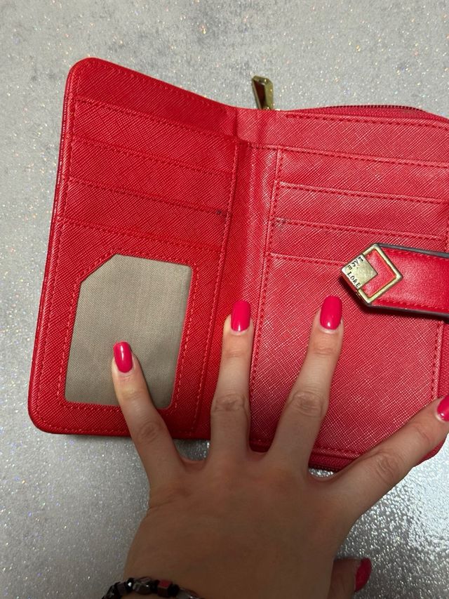 Portafoglio donna rosso con dettagli oro