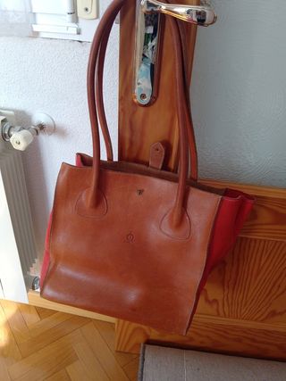 Bolso de piel marrón y rojo
