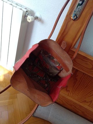 Bolso de piel marrón y rojo