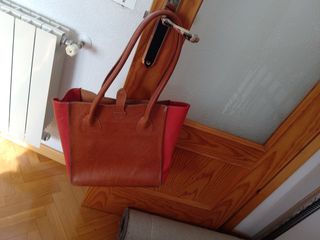 Bolso de piel marrón y rojo