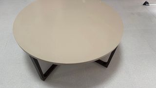Mesa de salón redonda beige