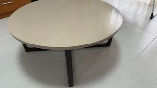Mesa de salón redonda beige