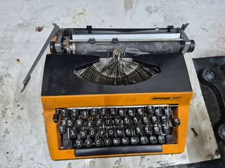Máquina de escribir antigua Amaya IM/93 amarilla