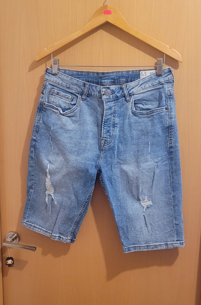 Pantalones cortos vaqueros desgastados