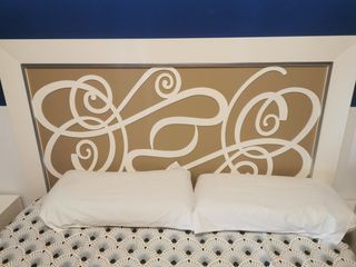 Conjunto cabecero y mesitas de noche