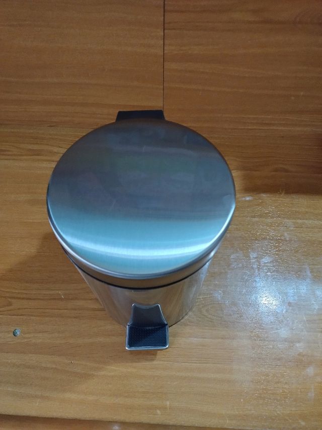 Papelera de Metal Plateada para Baño