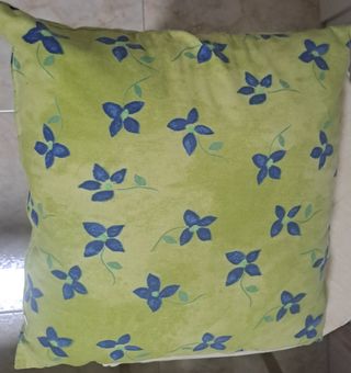 Cojín decorativo floral verde y azul
