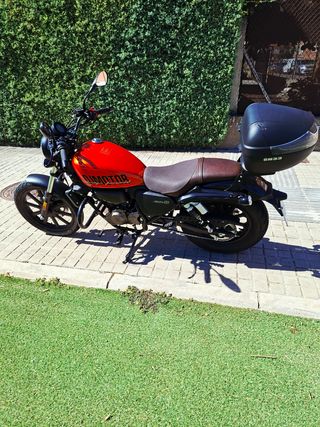 Moto QJ SRV 125 de Junio 2024. Tiene 1170 km.