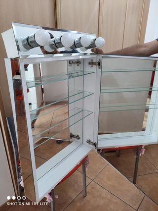 Espejo camerino con luz y estante