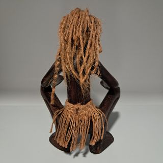 Figura de madera tallada a mano