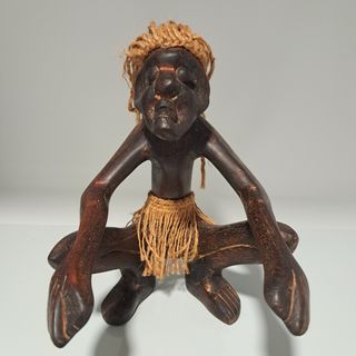 Figura de madera tallada a mano